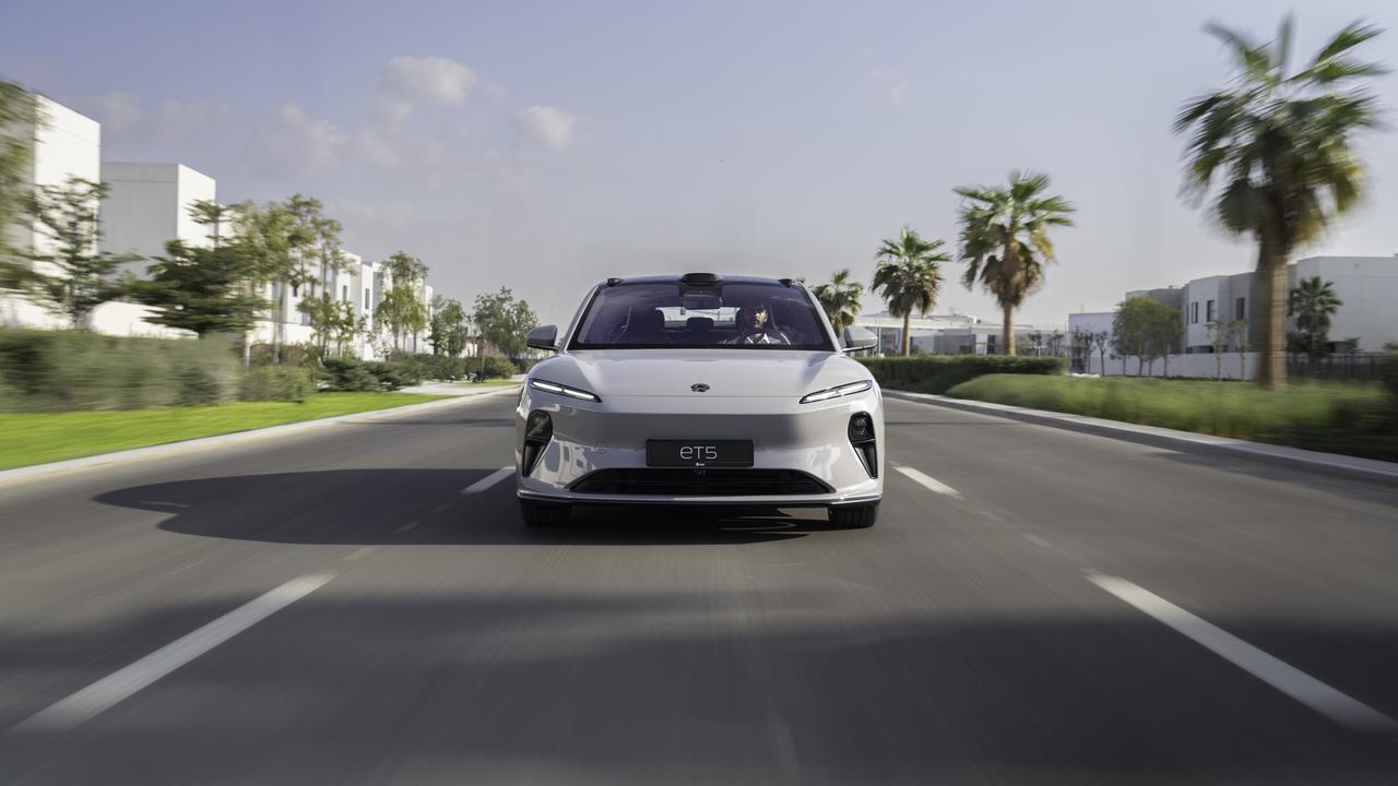 Muscular feature lines through the hood accentuate NIO's distinctive fascia design. Double-Dash daytime running lights and integrated LED headlights outline an imposing look.